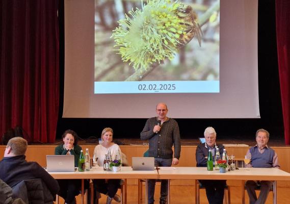 Der Vorstand der Ortsgruppe des Imkerbundes Montan bei der diesjährigen Vollversammlung (von links): Tamara Tschigg Unterpertinger, Livia Hacundova, Obmann Elmar Thaler, Gesundheitswart Vigil Franzelin und Obmann-Stellvertreter Karl Franzelin.